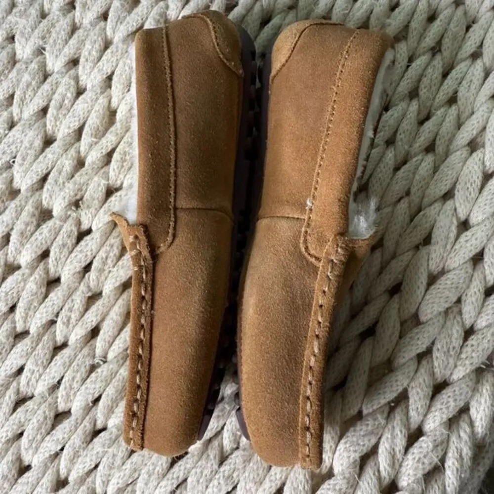 Duxe by Dearfoams Kids Tan Suede Moccasin Slippers Cozy Shearling‎ Lined Size 13